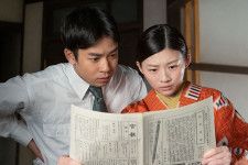 新聞記事を凝視する寅子（伊藤沙莉）と優三（仲野太賀）(C)NHK