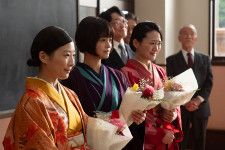 写真左から、女性として初めて司法科の高等試験に合格した寅子（伊藤沙莉）、久保田（小林涼子）、中山（安藤輪子）(C)NHK