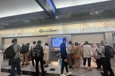 大阪駅に期間限定「駅鉄ショップ」、オープン前から並ぶ人も　同店最高額は４４万円のヘッドマーク