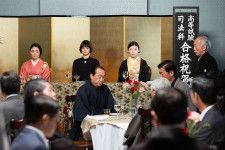 写真右から、祝賀会に参加する寅子（伊藤沙莉）、久保田（小林涼子）、中山（安藤輪子）(C)NHK