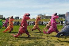 大阪・淀川で「ティラノサウルスレース」、１２０匹の怪獣が走る