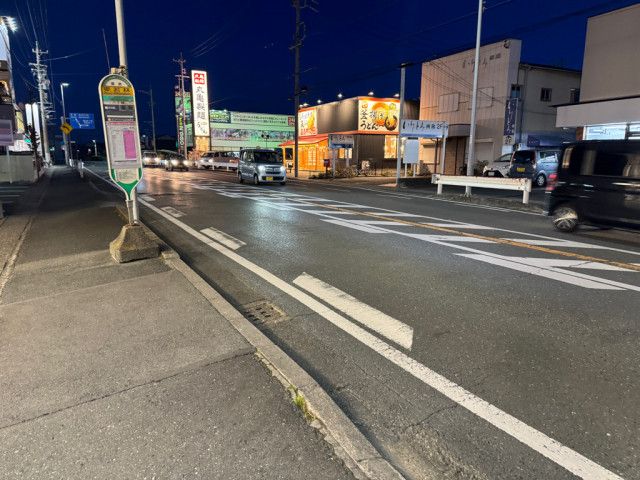 バス停に停車していた路線バスに軽乗用車が追突し4人軽傷　バスには20人ほどの乗客　浜松市