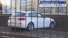 JR焼津駅のホームに車が…アクセルとブレーキを踏み間違えフェンスを突き破る　静岡・焼津市
