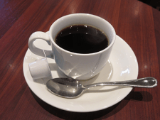 白いカップで飲むコーヒーは苦い？視覚的に強調される！？人が色によって影響される感覚とは？【色と性格の心理学】