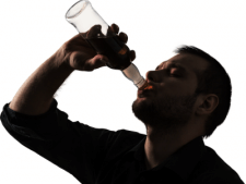 お酒を飲むときの鉄則！飲んでいるお酒と同量の水を飲むことがとても重要な理由とは？【痩せるお酒の飲み方】