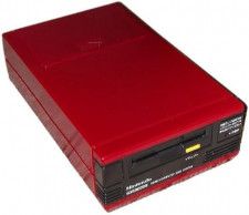 ファミコンと連結して使用する周辺機器のディスクシステム「ファミリーコンピュータ ディスクシステム」（任天堂）
