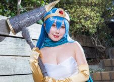 ドラクエ3』胸元あらわな魅惑スタイル！ 女僧侶のコスプレイヤー