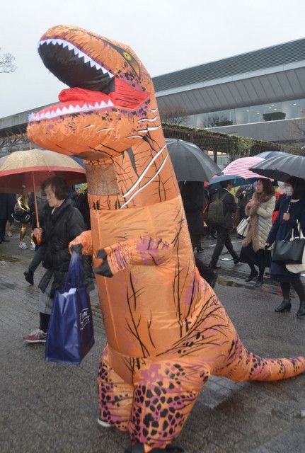 京都大学の卒業式…女装でメイド、岡田監督、恐竜も　その姿に意外な想いが…今後の抱負も聞いた