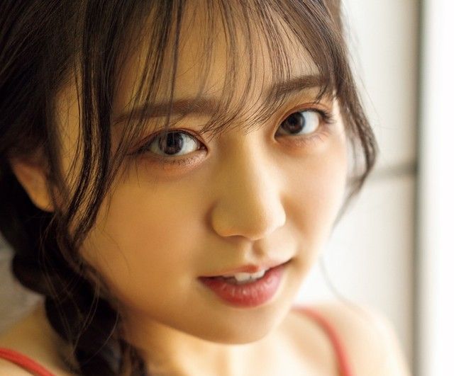 10歳で子役デビュー、大河出演も　23歳の元おはガールが純白ビキニ　スレンダー美ボディを見せつけ