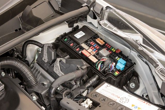 車のヒューズが切れる（飛ぶ）原因は？ ETCが使えない、ドラレコやナビが起動しない…発生する不具合や交換費用は【整備士が解説】
