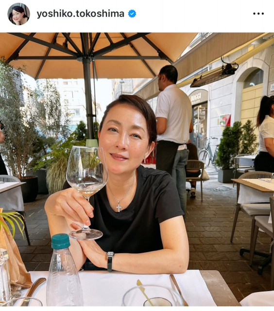55歳で一目惚れ、医師と初婚の女優　夫婦で顔出し2ショット…海外旅行を満喫「夢のようでした！」