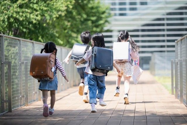 傘を忘れた子、雨の中「走って帰る」と判断→保護者が怒鳴り込み「風邪をひいたら責任を取ってくれるんですか？」　若手教員が直面した理不尽と学び