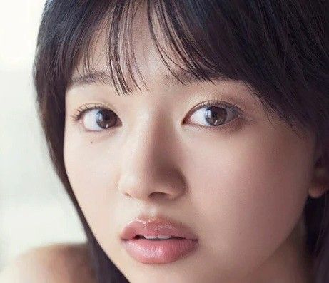 デビュー1年グラドル　カルバン・クラインのブラ×ショーツ姿で美ヒップ見せつけ　王道の純白ビキニも