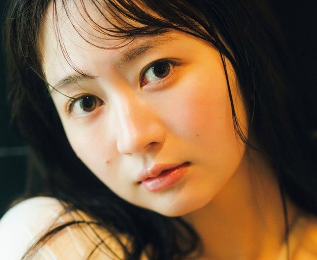 元SKEの天使がタンクトップをめくりあげ…バストライン露わな大胆カット　ぬれ髪×白磁美肌ショットは女神の極致