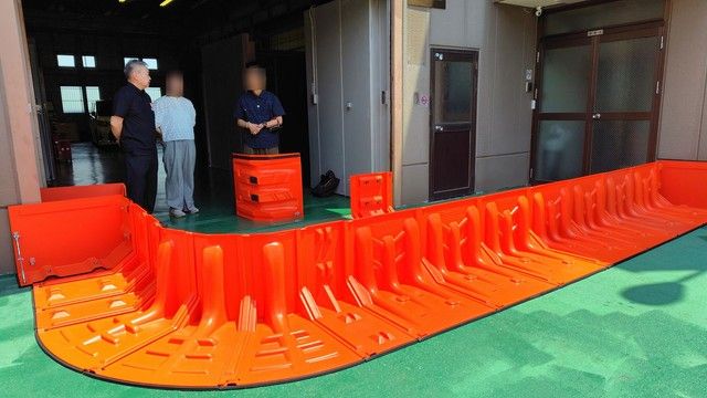 汗だく泥まみれになって重い土嚢を積む時代はもう終わり…？ 置くだけで簡単に浸水対策できる防災アイテムが登場