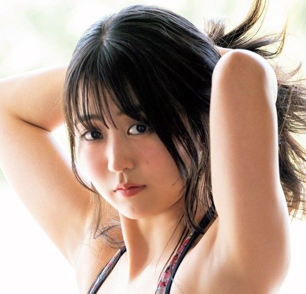 20歳の新星グラドル　わき見せ×髪を束ねるポーズが色っぽすぎる　たわわボディを包む花柄ビキニで悩殺　