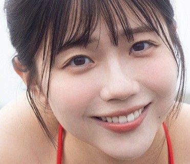 色白ボディ×赤ビキニで四つん這い　事務所と直談判のSTUアイドル　波打ち際でセクシーポーズ