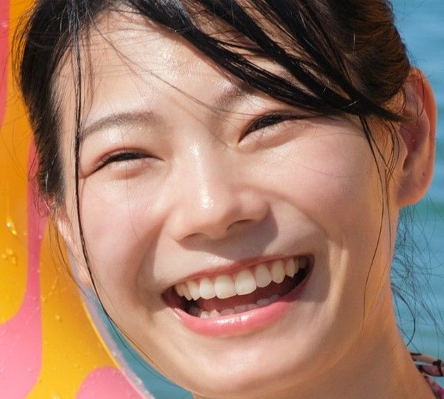 全裸に葉っぱ　お尻に急接近　人気TikTokerが「すっぽんぽんになったり、森の妖精になったり」　笑顔とエロス満載の写真集