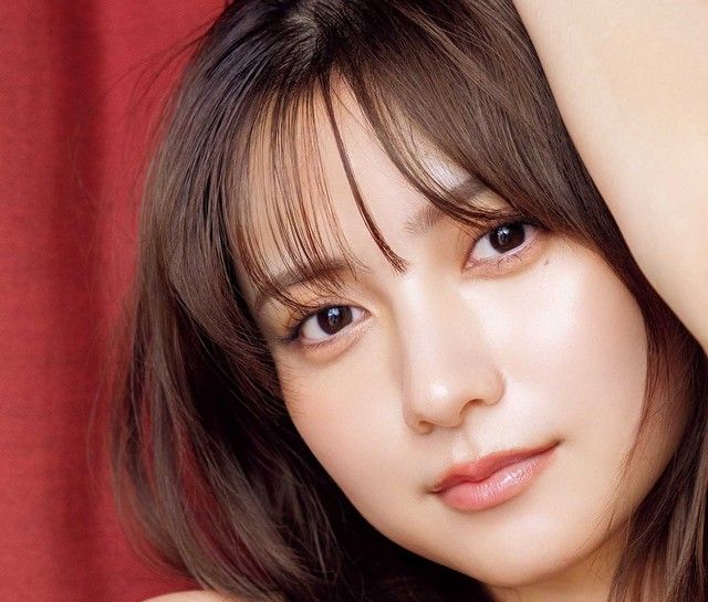 乱れたキャミワンピで誘惑のまなざし　胸元露出の黒ランジェリー　29歳人気女優が圧巻グラビア