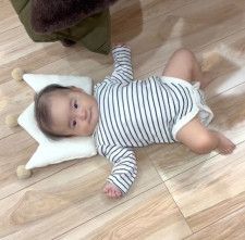生後3カ月赤ちゃん、ぴょこぴょこと一人で大移動？　驚きの姿に「背中にモップつけたいw」「脚力がすごい」