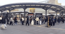 市民が乗れない京都市バス…観光客で溢れるバス乗り場に悲鳴　花見で激化する京のオーバーツーリズムの現状