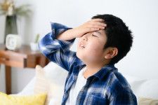 子どもの4人に1人「頭が痛いと感じることがある」　知られていない「小児片頭痛」…親は何の対応もせずか
