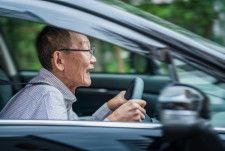「信号無視」「サイドミラーをゴンゴン」恐怖の高齢者ドライバー　60代以上で返納検討するのは5人に1人、でも本気で考えるのは80代！？