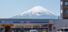 富士山ローソン問題、これで解決？　「近隣の方々に迷惑をかけないように持ち運べるローソンを作りました」
