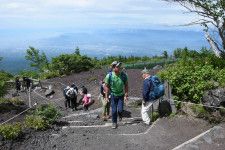 富士山・吉田ルートの「弾丸登山」大幅減少か　入山規制を評価　山梨