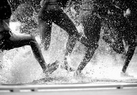 女子3000メートル障害決勝、水濠を通過する選手 