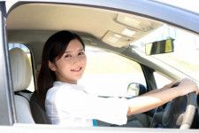 車を運転する女性（画像：写真AC）