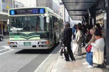 四条河原町のバス停で乗客を積み残して発車する京都市バス（画像：高田泰）