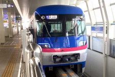 門真市駅で出発を待つ大阪モノレールの列車（画像：高田泰）