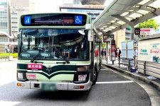 京都駅前を出発する観光特急バス（画像：高田泰）