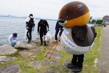 琵琶湖岸のごみを拾う野洲のおっさんカイツブリ
