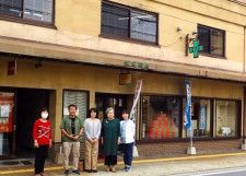 渡辺薬局の2階に少人数制の第2スクールが開講する。（左から2番目）代表の山下吉和さん