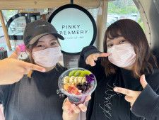 （左から）ピンキー クレマリーの小高綾美さんと同店スタッフ