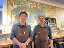「すぱいし家」店主の田渕義晴さんとシェフのチャンドララビさん