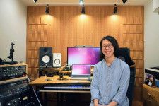 作曲家として活動する寺田和輝さん。新スタジオで撮影。