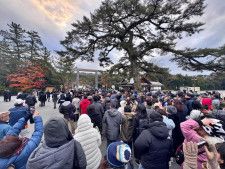 伊勢神宮宇治橋前　冬至の朝、大鳥居の中央からのご来光求め450人　