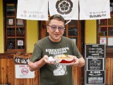 「マッスルにん肉ラーメン」と店主の亀山卓朗さん