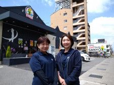 ゴルフ山陽のスタッフと清水美智子さん（右側）