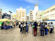 昨年11月に松戸駅西口デッキで開かれた「松戸クラフトビール＆はしご酒フェス」の様子