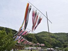 そとめ神浦川河川公園で「鯉・来い祭り」　ウナギのつかみ取りに歓声