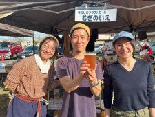 成田コーヒーフェスティバルに参加する「むぎのいえ」の今井さん（中央）とスタッフ