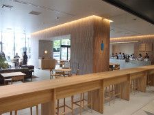 「中日ビル」1階に出店する「ブルーボトルコーヒー 名古屋栄カフェ」のカフェ。壁面は岐阜のタイルメーカーと共同製作した美濃焼タイルを採用する