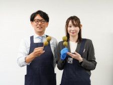 開発を手がけた同社品質保証部部長の阿部全朗さん（左）と吉田和佳菜さん。「杜のひょうたん揚げ」を手に