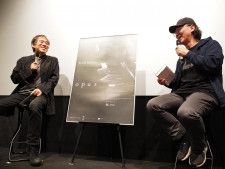 （左から）映画や坂本さんとの思い出話に花を咲かせる大友良英さんと佐々木敦さん