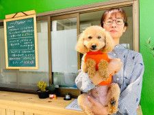 「バジル」店主の鈴木由美子さんと愛犬のクゥ