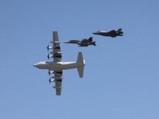 左からKC130空中給油機、FA18戦闘攻撃機、F35Bステルス戦闘機